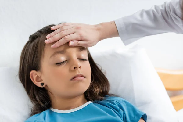 Γιατρός Που Ελέγχει Θερμοκρασία Του Παιδιού Στο Θάλαμο Του Νοσοκομείου — Φωτογραφία Αρχείου