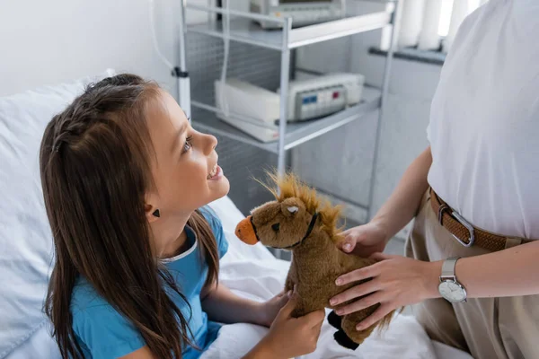 Mother Holding Soft Toy Daughter Bed Hospital Ward — Stock Photo, Image