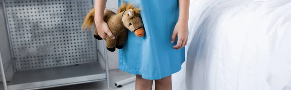 Vista Cortada Menina Vestido Segurando Brinquedo Enfermaria Hospital Banner — Fotografia de Stock