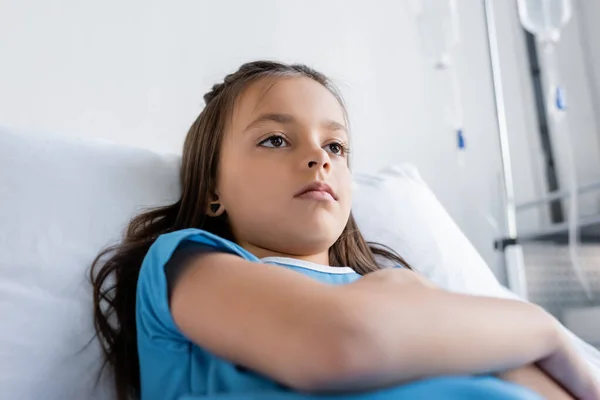 Visão Baixo Ângulo Criança Triste Deitada Cama Enfermaria Hospital — Fotografia de Stock