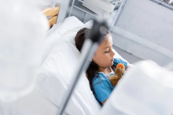 Visão Ângulo Alto Criança Doente Com Brinquedo Deitado Cama Clínica — Fotografia de Stock
