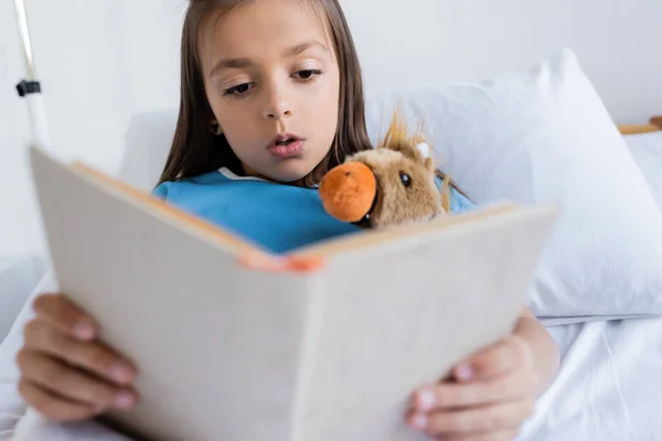 Дитина Сукні Пацієнта Читає Книгу Біля Іграшки Лікарняному Ліжку — стокове фото