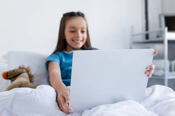 Blurred Kid Patient Gown Using Laptop Toy Bed Hospital — Stock Photo, Image