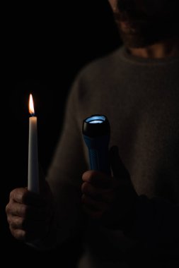 El feneri ve yanan mum ile siyah üzerine izole insan görüşü