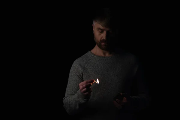 Mann Der Dunkelheit Hält Streichholzschachtel Der Hand Und Betrachtet Beleuchtetes — Stockfoto