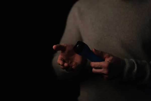 Обрезанный Вид Человека Темноте Электрическим Фонариком Изолированным Черном — стоковое фото
