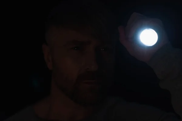 Man Verlichting Met Zaklamp Camera Tijdens Stroomuitval Geïsoleerd Zwart — Stockfoto