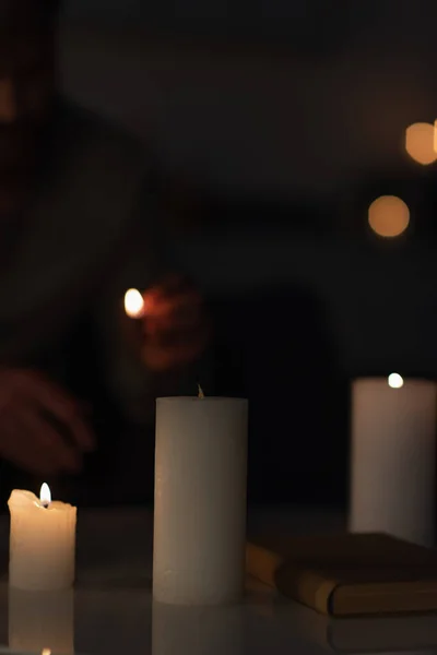 Selective Focus Burning Candles Cropped Man Darkness Blurred Background — Stock Photo, Image
