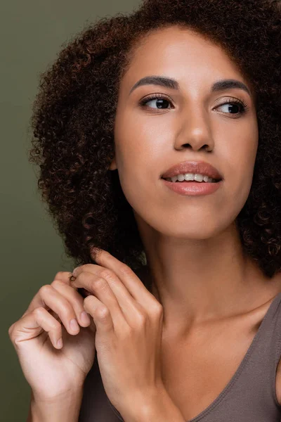 Portrait Femme Afro Américaine Frisée Touchant Les Cheveux Regardant Loin — Photo