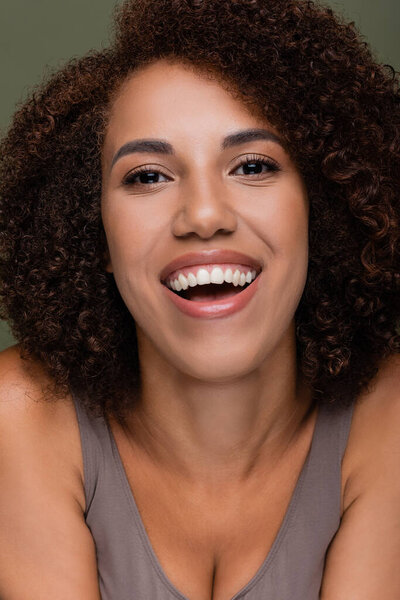 Портрет довольно африканской американки, смотрящей в камеру, изолированную на зеленом 