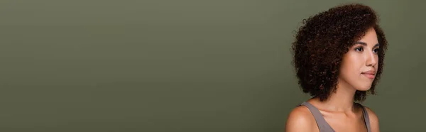 Kędzierzawa Afroamerykanka Odwracając Wzrok Zielono Sztandar — Zdjęcie stockowe