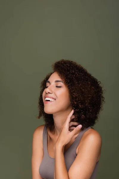 Vrolijk Afrikaans Amerikaanse Vrouw Top Aanraken Krullend Haar Sluiten Ogen — Stockfoto