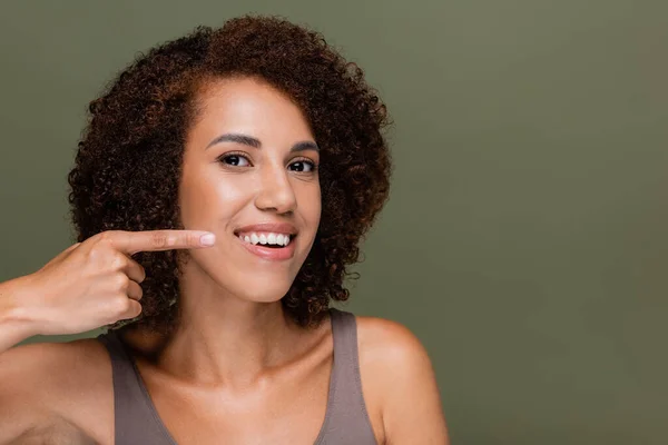 Smiling African American Woman Pointing Finger Looking Camera Isolated Green — Stock Photo, Image