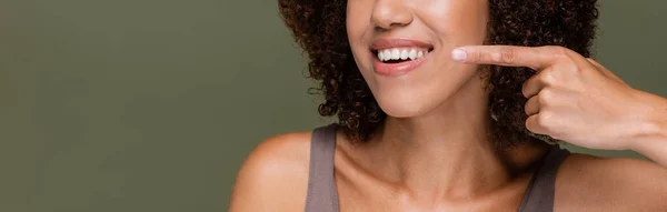 Vista Cortada Mulher Americana Africana Apontando Com Dedo Isolado Verde — Fotografia de Stock