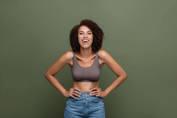 Pozitif Afro Amerikan Kadın Kot Pantolon Üst Tutarak Yeşil Üzerinde — Stok fotoğraf