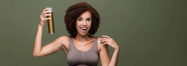 Veselý Africký Američan Žena Horní Držení Lak Vlasy Izolované Zelené — Stock fotografie