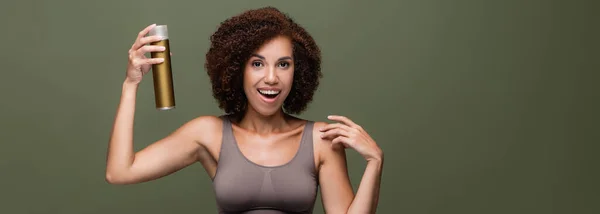 Alegre Mujer Afroamericana Parte Superior Sosteniendo Laca Aislada Verde Pancarta — Foto de Stock