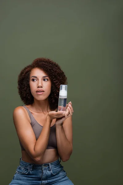 Donna Afroamericana Schiuma Detergente Tenuta Superiore Isolato Verde — Foto Stock