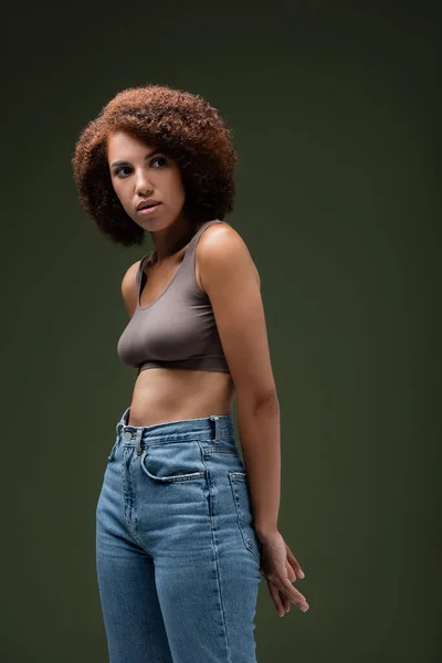 Joven Mujer Afroamericana Parte Superior Jeans Posando Aislado Verde Oscuro —  Fotos de Stock