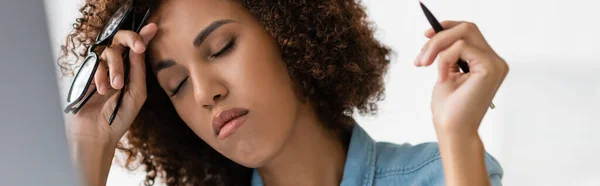 Mujer Afroamericana Cansada Con Los Ojos Cerrados Sosteniendo Gafas Pluma —  Fotos de Stock