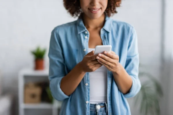 Cropped View Curly African American Woman Smiling While Messaging Smartphone — Stock Photo, Image