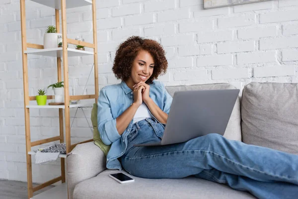 Happy African American Woman Sitting Clenched Hands Looking Laptop Smartphone — Stock Photo, Image