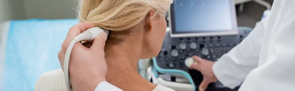 Lékař Vyšetřuje Ženu Středního Věku Upravuje Ultrazvuk Banner — Stock fotografie