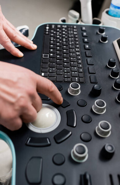 частичный обзор врачебной регулировочной консоли ультразвукового аппарата в клинике