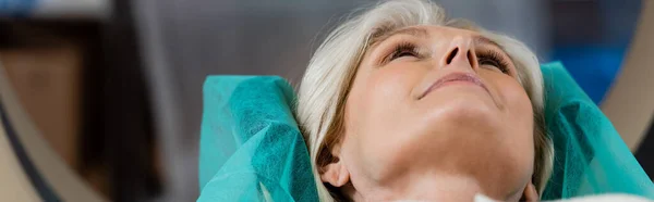Блондинка Середнього Віку Жінка Робить Діагностику Комп Ютерному Томографічному Сканері — стокове фото