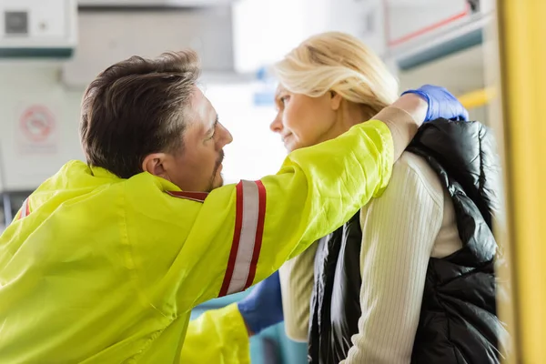 Tampilan Samping Paramedis Memeriksa Leher Pasien Dewasa Dalam Mobil Darurat — Stok Foto