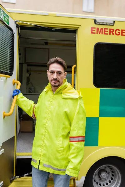 Paramedicus Uniform Kijkt Naar Camera Buurt Van Ambulance Voertuig Stedelijke — Stockfoto