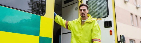 Sanitäter Steht Der Nähe Von Krankenwagen Und Blickt Kamera Freien — Stockfoto