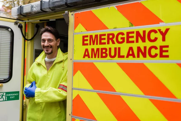 Paramedicus Uniform Glimlachen Camera Buurt Van Ambulance Voertuig Buiten — Stockfoto