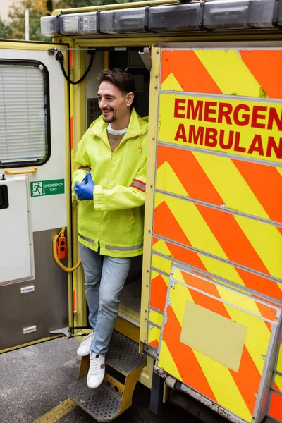 Toute Longueur Ambulancier Souriant Debout Près Véhicule Ambulancier Extérieur — Photo