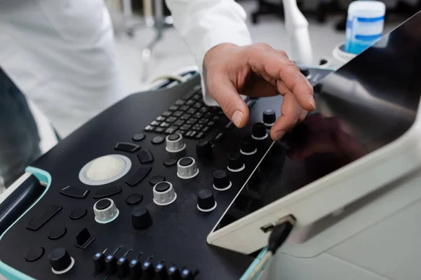 Doktorun Ultrason Makinesinde Boş Ekrana Dokunuşunun Kısmi Görüntüsü — Stok fotoğraf