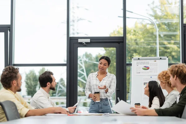 Multiracial Woman Coffee Talking Colleagues Meeting Office — Stock Photo, Image