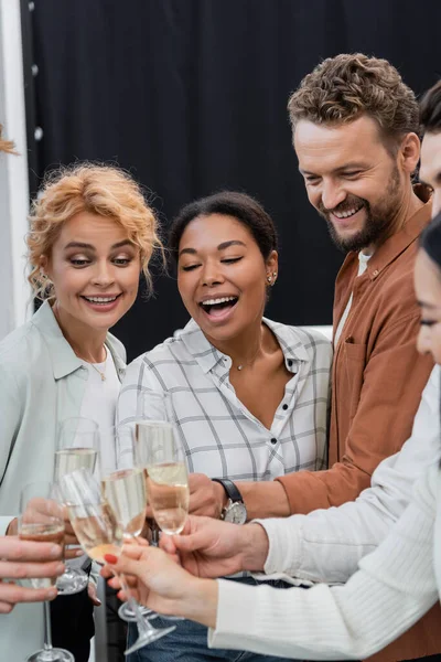 Multietniskt Affärsfolk Klinkar Champagne Med Kollegor Kontoret — Stockfoto