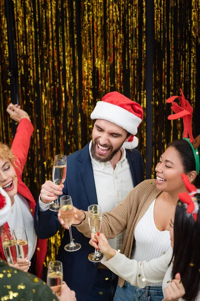 Межрасовые Бизнесмены Шампанским Танцуют Конфетти Время Новогодней Вечеринки Офисе — стоковое фото