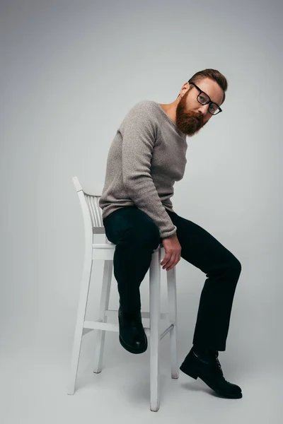 全长的时髦的眼镜胡子模型 灰色背景的椅子上的眼镜 — 图库照片