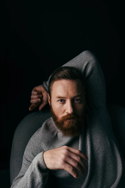 Modisches Modell Pullover Posiert Auf Sessel Isoliert Auf Schwarz Mit — Stockfoto