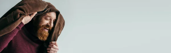 Kapalı Gözlü Kafasında Kahverengi Ceketi Olan Mutlu Bir Adam Gri — Stok fotoğraf