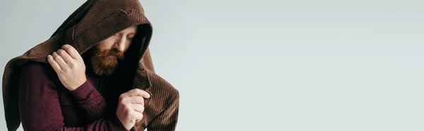 Kafasında Kahverengi Ceketi Olan Sakallı Adam Gri Pankartta Yalnız Poz — Stok fotoğraf