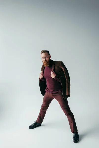 Full Length Stylish Man Blazer Burgundy Color Outfit Posing Grey — Stock Photo, Image