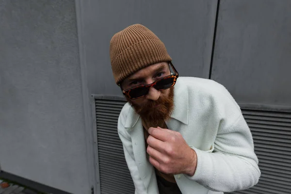 Бородатый Мужчина Стильных Солнцезащитных Очках Белой Рубашке Смотрящий Камеру — стоковое фото