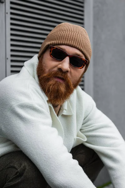 Bearded Man Stylish Sunglasses Beanie Hat Looking Away Outdoors — Stock Photo, Image