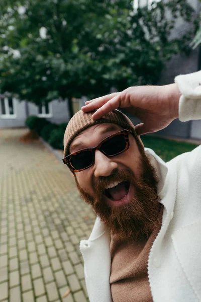Hombre Sorprendido Con Barba Gafas Sol Con Estilo Sombrero Gorro — Foto de Stock