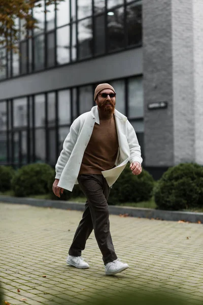 Longitud Completa Hipster Sonriente Gorro Sombrero Gafas Sol Moda Caminando — Foto de Stock