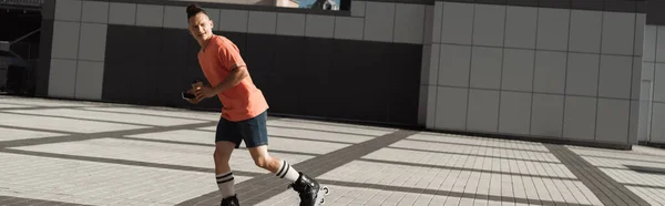 Vrolijke Jongeman Rolschaatsen Shorts Met Papieren Beker Smartphone Straat Banner — Stockfoto