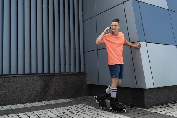 Positiver Mann Auf Rollschuhen Telefoniert Der Nähe Von Haus Freien — Stockfoto