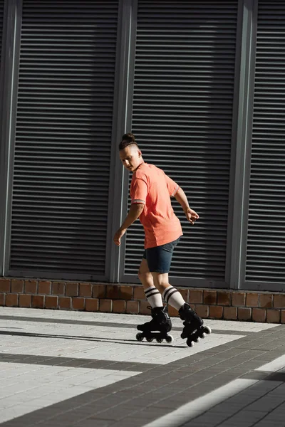 若いです男ローラースケートで都市の通りに昼間 — ストック写真